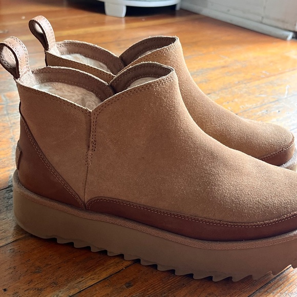UGG Chunky Sole Two Tone Leather Ankle booties Sz 8 - Picture 1 of 13